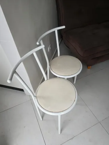 2 cadeiras simples para mesa
