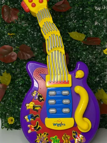 *Guitarra de brinquedo musical de 2004 Spin Master "The Wiggles Wiggling Dancing Guitar