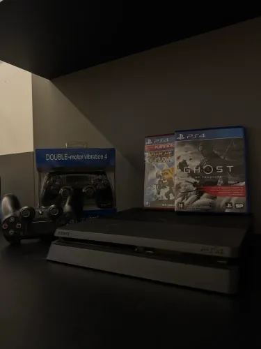 PS4 Slim Lacrado + 2 JOGOS + 2 Controles