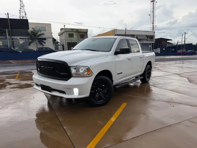 Ram Classic Laramie Night Edition 5.7 V8 16V Gasolina 4X4 Aut. 2023