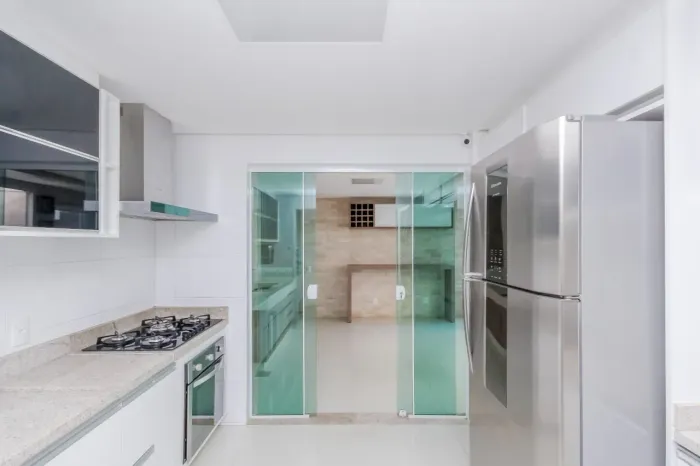 Duplex com 4 suítes e área gourmet privativa no Alto da Glória