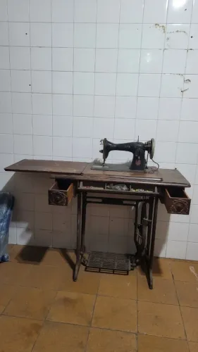 Máquina de Costura Singer Antiga com Gabinete 