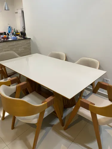 Mesa com 6 cadeiras de madeira maciça + linho