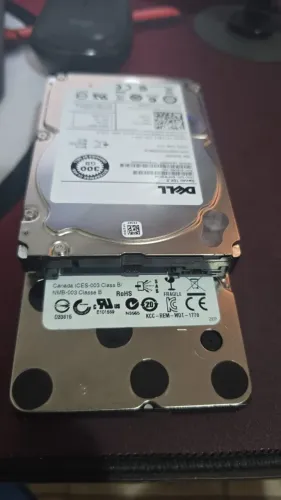 Sucata HDs SAS 600Gb e 300Gb em estado de Alerta para retirar peças