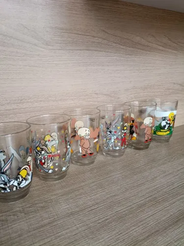 Antigos copos Danone looney tunes