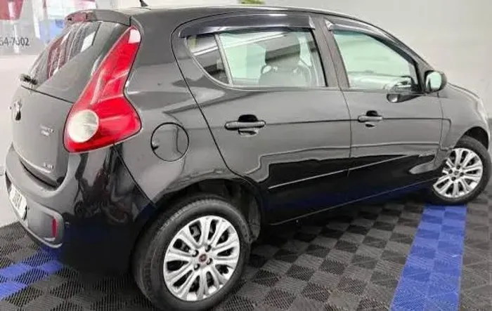 Carro para aluguel e uso em aplicativos Uber