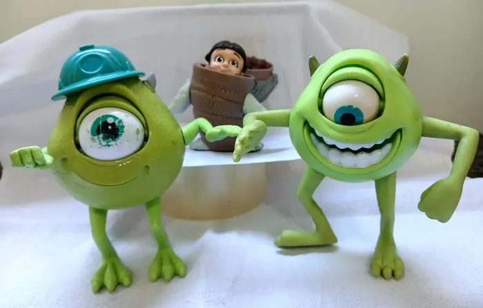 Bonecos Monstros S.A Boo e Mike usado