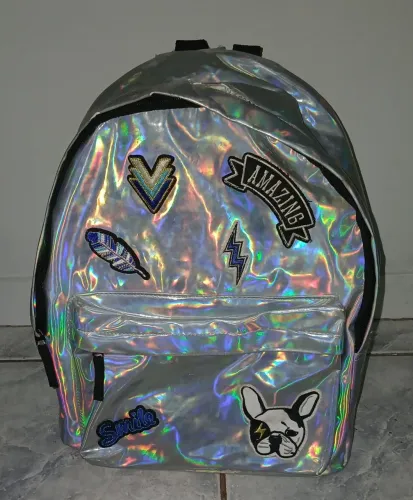 Mochila resistente à água com estilo.