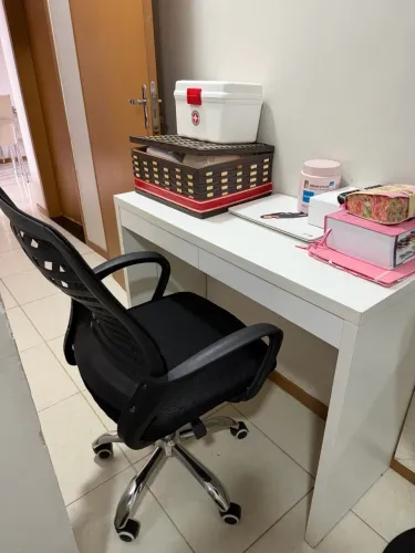 Escrivaninha com cadeira completa semi nova sem marcas de uso