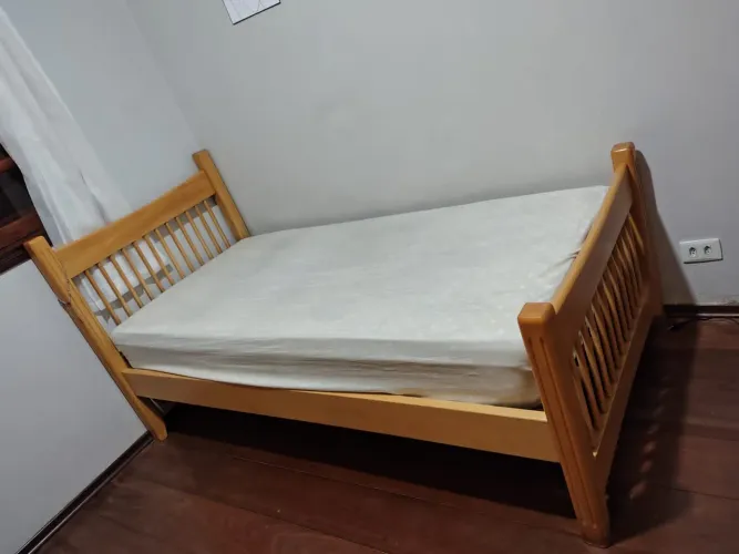 VENDE OU TROCA por sofá cama de madeira Cama madeira maciça com colchão 