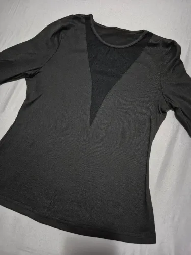 BLUSA NOVA PRETA EM MALHA COM DECOTE DE TULE