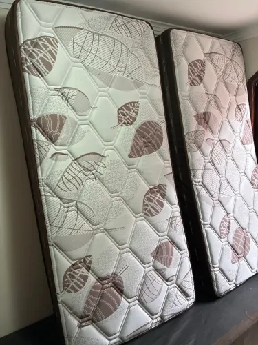 Dois colchões de mola e uma cama box, todos de solteiro!
