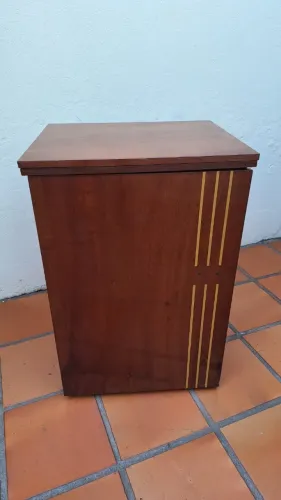 Gabinete madeira maciça para máquina de costura.