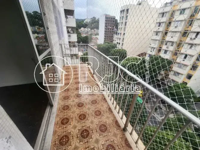 Excelente localização na Tijuca com 2 quartos, suíte, vaga e facilidade de transporte.