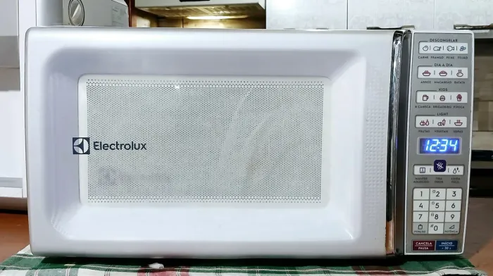 Microondas Electrolux 110V/31L modelo atual, funcionando/super conservado/só usar. Compare