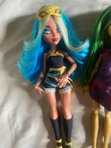 LOTE !!! Bonecas básicas monster high g3? sucatas Jinafire Cléo e Skelita
