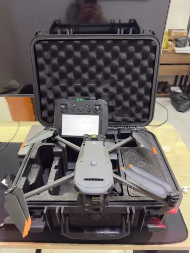 Drone DJI Mavic 3T Enterprise MET Thermal com dual câmera 4K cinza 5.8GHz 3 baterias