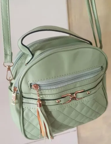 Vendo bolsas com alça transversal tamanho médio 