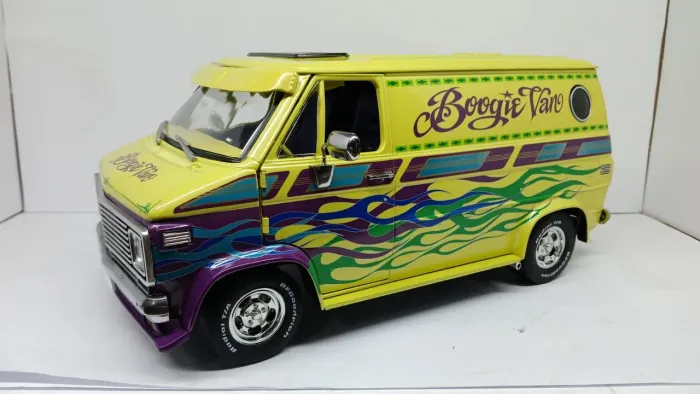 Miniatura Chevrolet Van G-Series 1976 1/18