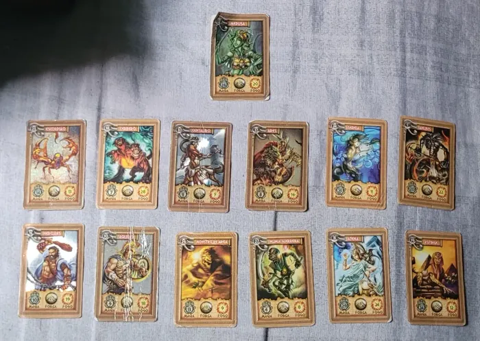13 cartas Mythomania e 20 cartas Dracomania e Coleção de GoGo's Crazy Bones