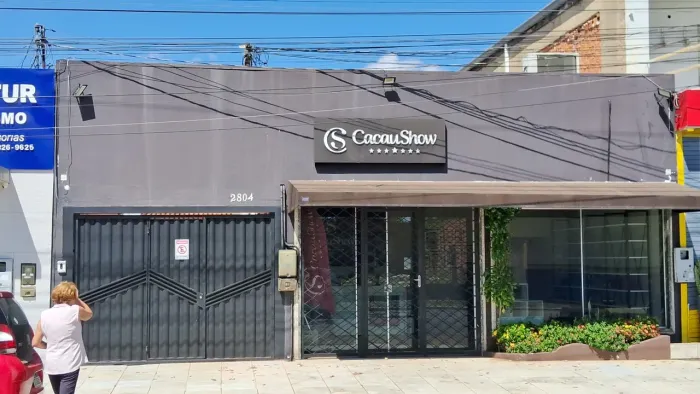 Sala comercial com escritórios e banheiros ideal para lojas e empresas 