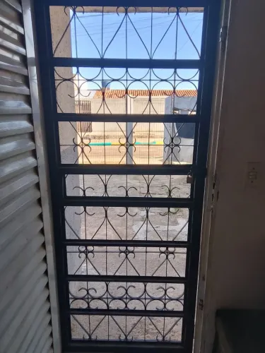 Vender se 2 grades de proteção de casa