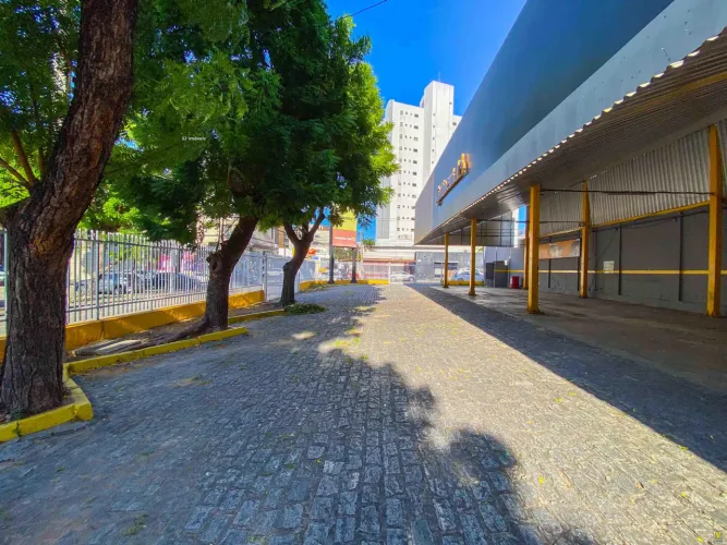 Amplo ponto comercial de esquina no Centro de Fortaleza
