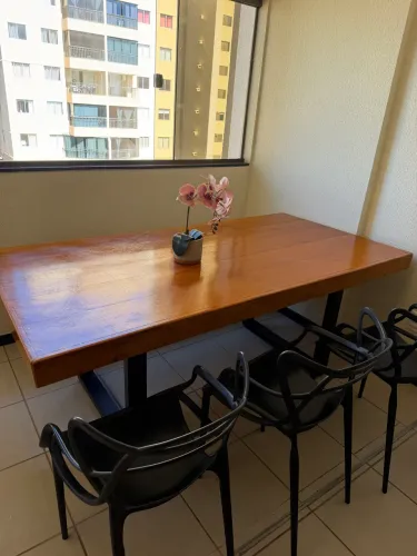 Mesa e banco de madeira