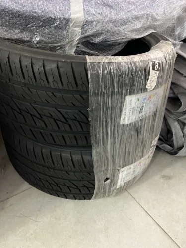 Pneus 285/35R22 runflat delinte