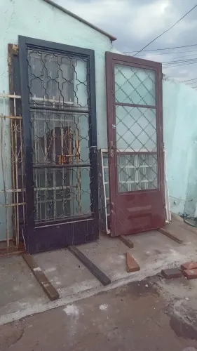 Porta preta 2,10x80 e marrom 82x2,10 170,00 cada