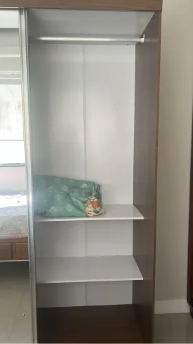 Guarda-roupas com espelho
