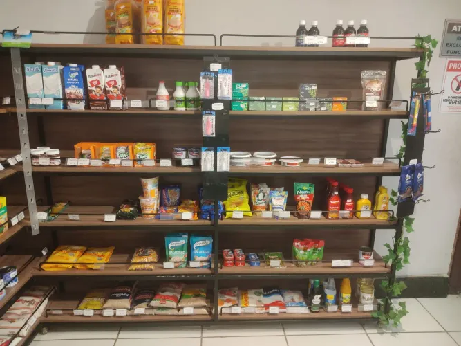VENDO MÓVEL COMERCIAL EM "L" MDF COM TAMPO DE FUNDO E RODINHAS 