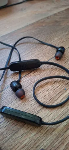 Fone de Ouvido Sem Fio JBL Tune 135BT IPX4 - Preto