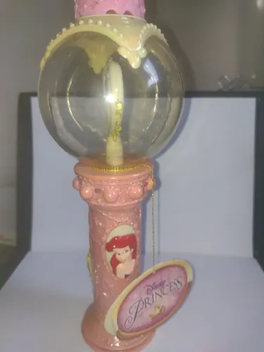 Varinha mágica das princesas da Disney, apertando o botão, o coração roda