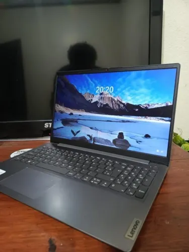 Notebook lenovo i5, 8gb de ram, 256 de armazenamento.