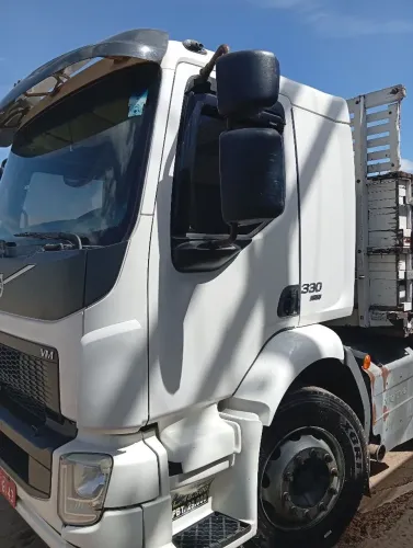 Volvo VM330 8X2R c/ carroceria