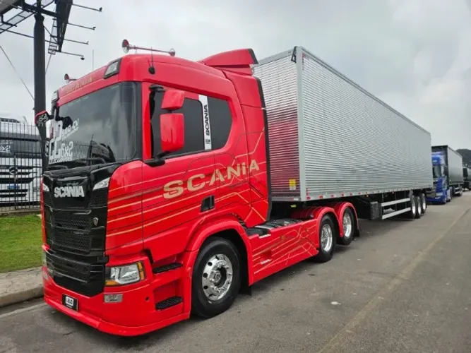 Scania R500 6x2 Ano 2022 RETARDER Aut Farol de teto e grade + Baú Nostra Ano 27 0km 30 plt