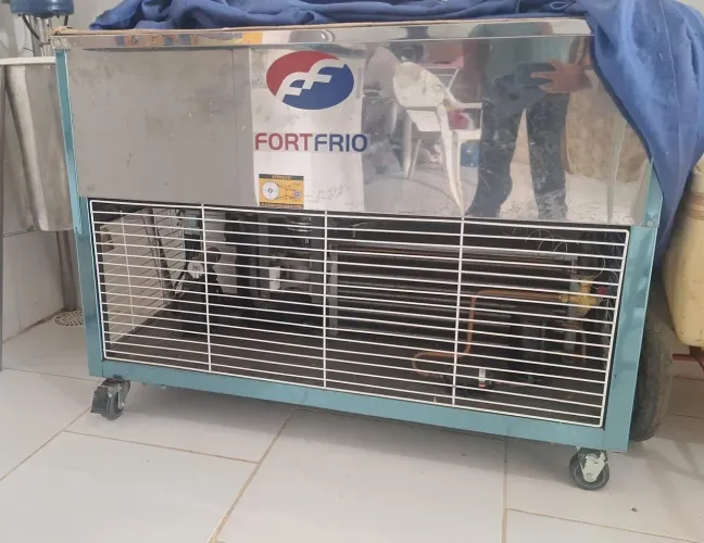 Máquina de picolé para 6 formas de 28 furos 