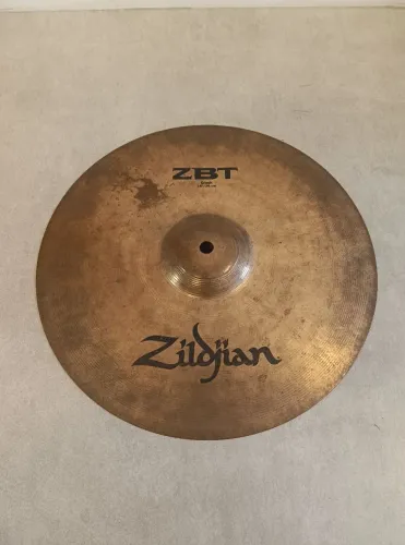 ## Prato de bateria Zildjian ZBT Crash 14, liga B8, sem detalhes estruturais, excelente!!