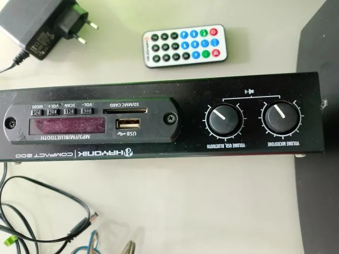 Caixa jbl e receive para som ambiente 