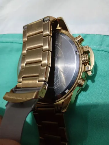 Relógio técnico dourado