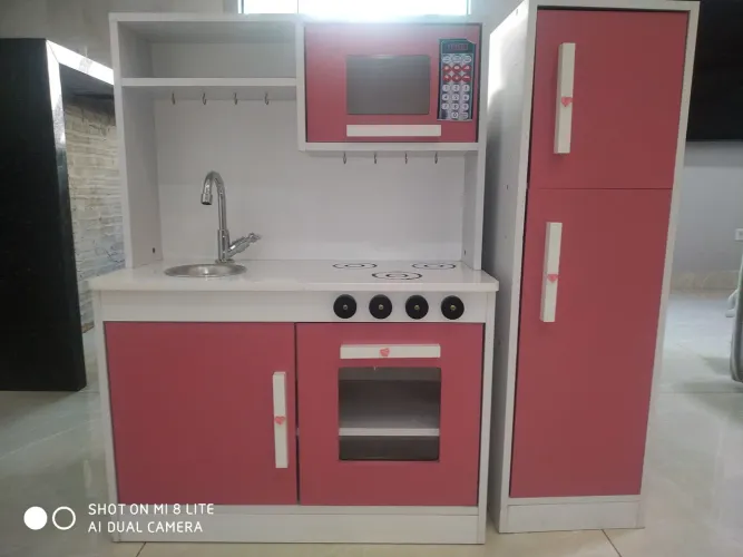 Cozinha de madeira de brinquedo