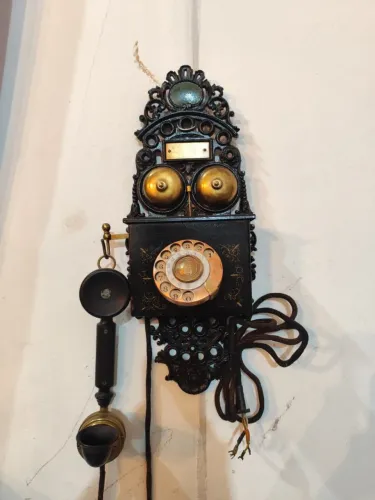 Telefone de parede em ferro trabalhado