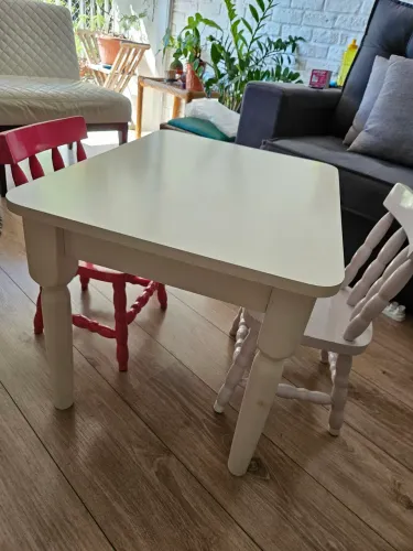 Mesa infantil estilo country com 2 cadeirinhas