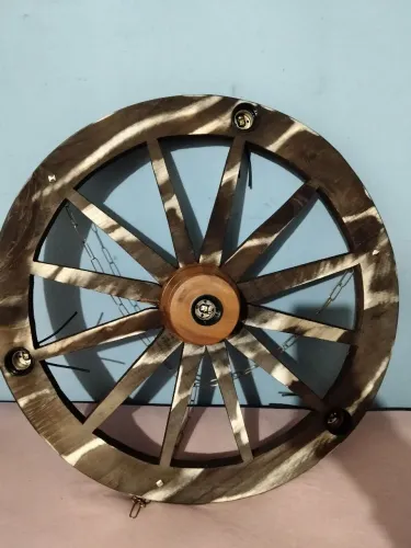 Roda de carroça, luminária 