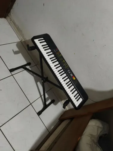 Teclado eletrônico semi-novo PSR-F52