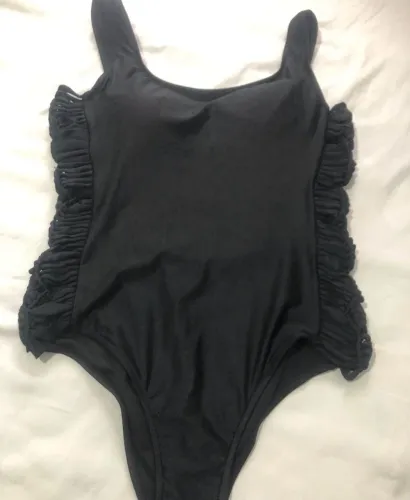 Boddy preto com detalhes na lateral*