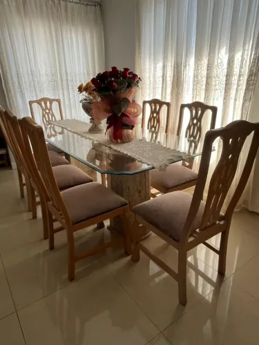 Mesa de vidro com pé de mármore