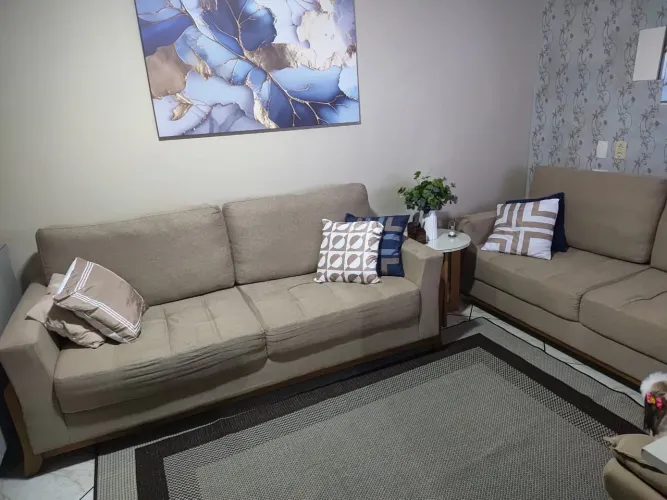 Conjunto de Sofás 2 e 3 Lugares Bege com Base de Madeira
