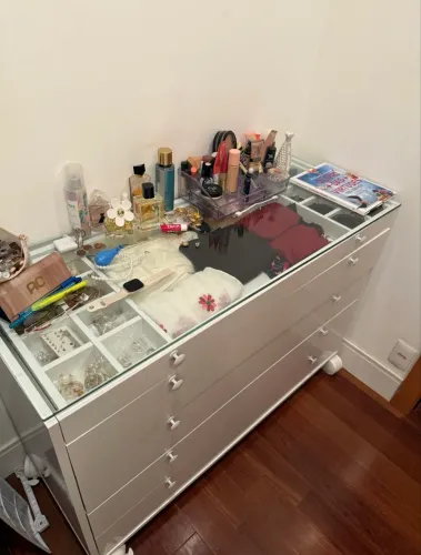 Cômoda com vidro